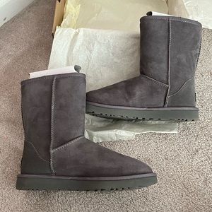 UGG Classic Short II  Authentic, Like New Size 8 Grey with box and packaging